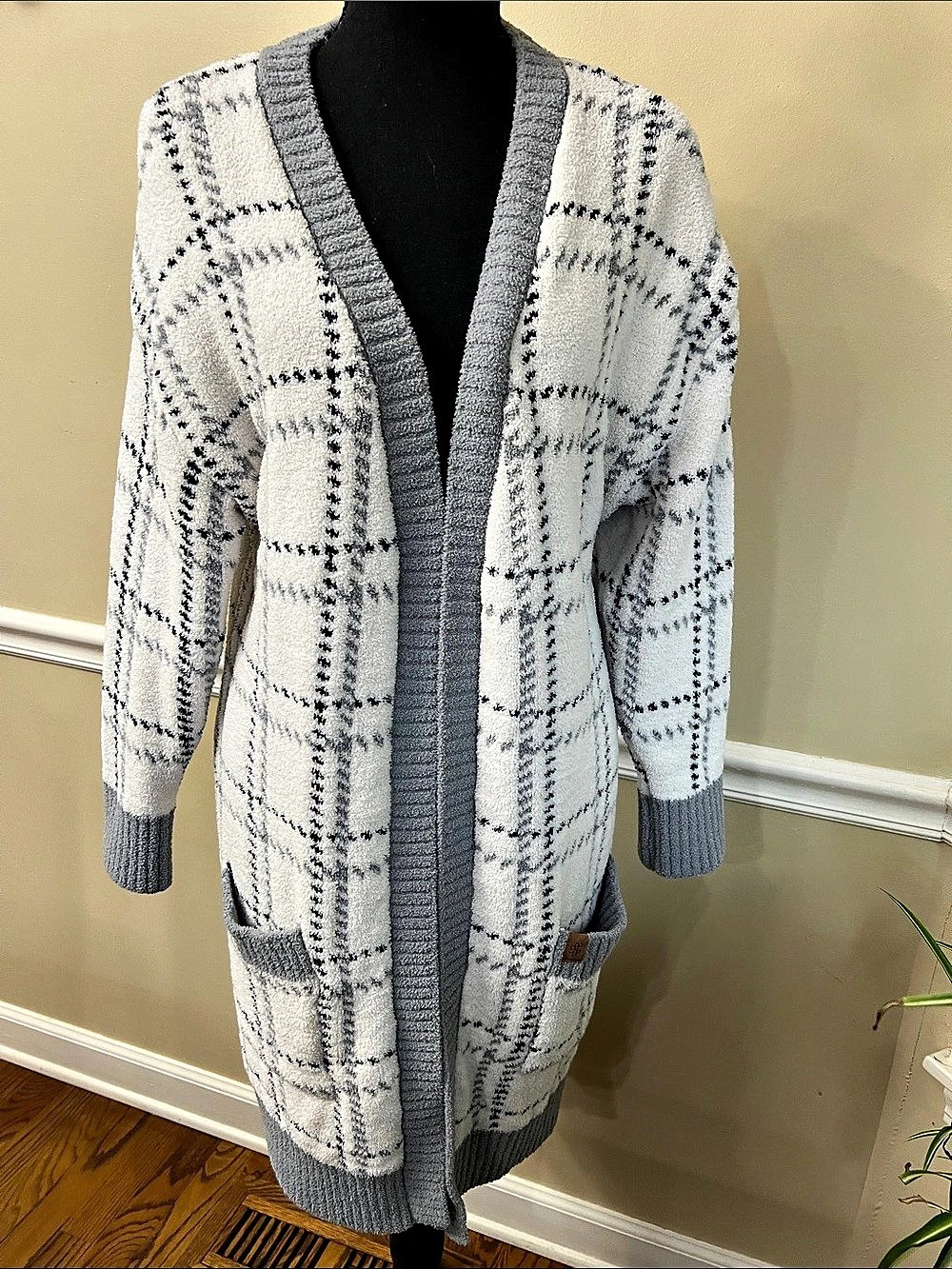 Simply Southern Plaid Cardigan in White & Gray Size Medium Like New